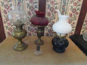lot 400 image: 4 oil lamps, one labeled Synax lamp