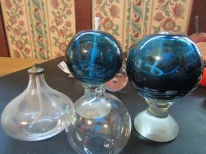 lot 404 image: 5 glass globes 2 with stands 4 oil amps