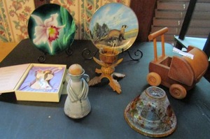 lot 426 image: Black footed ferret by will nelson Plorte, flower plate, ornament angel oil holder glass shade and more