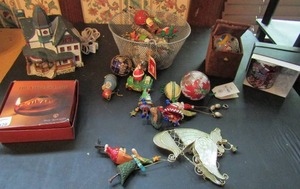 lot 428 image: Virgin lamp in box Lemax 1996 light up house, many ornaments, and mug in box