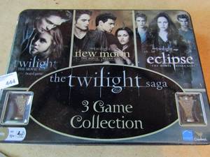 lot 444 image: Twilight game tin includes 3 games like new