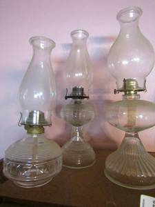 lot 473 image: 3 oil lamps assorted sizes