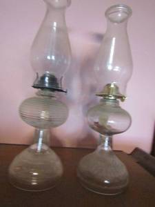 lot 475 image: 2 oil lamps assorted sizes