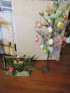 lot 499 image: Easter lot basket and Tree