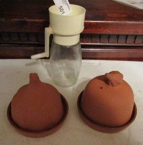 lot 501 image: Boston onion and garlic baker plus small hand chopper