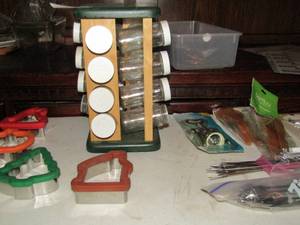lot 511 image: Spice rack with 16 jars (missing 4 tops), cookie cutters and more