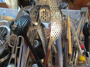 lot 516 image: Utensil lot- cooking tools apple slicer, thermometer and more