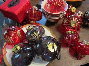 lot 517 image: Japanese themed ornaments fans and circle, Dragon plate and 3 bowls