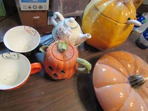 lot 518 image: Pumpkin pie container, tea pots, pie bowl mugs and more