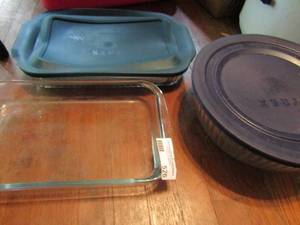 lot 526 image: Round Pyrex dish with lid 2 rectangle Pyrex with lid