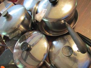 lot 530 image: kitchen pots 4 with matching lids plus extra lids