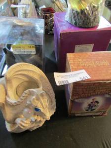 lot 541 image: Harry Potter lot- snow globe, cauldron soup bowl, Herminie desk buddy, dragon candle holder