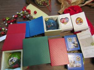 lot 546 image: 4 Pier 1 ornamets, lights, light up lantern bell wreath and more