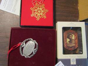 lot 547 image: Lot of 3 ornaments in boxes