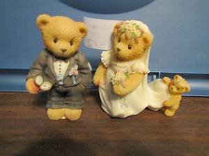 lot 572 image: Cherished teddies bride and groom