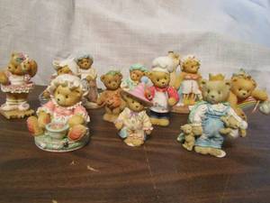 lot 575 image: Cherished teddies lot o11 ( Dennis, sandy, miss muffett, Mindy charlotte etc.)