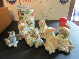 lot 577 image: Cat figurine lot