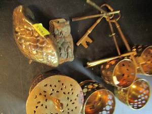 lot 578 image: Brass lot- 4 candle holders, box, key dcor, clip and more