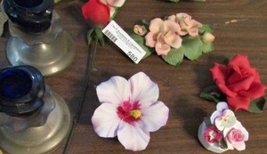 lot 580 image: Porcelain glower lot- 3 red 2 pinks, 1 orchid and more