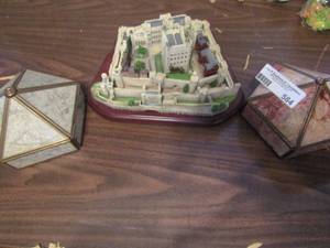 lot 584 image: 2 octagon stone and metal boxes, Lenox tower of London, Great castles of the ward figurines