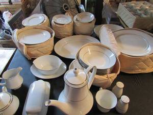 lot 602 image: Noritake 2020 Thule Japan set- creamsugar, butter, teapot, S&P, gravy boat, platter, large soup bowl, 12 dinner plates, 12 salad plates, 12 dessert plates, 12 saucers, 12 soup bowls, 12 salad bowls, 12 mugs, complete setting for 12   93 PCS