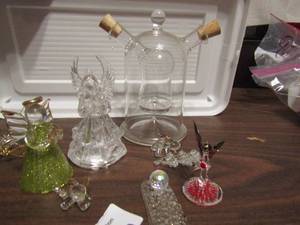 lot 639 image: Glass figurines and oil lamp