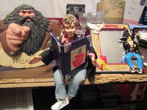 lot 645 image: Harry Potter lot- Hagris wall plaque, Hermione figurine small desk mirror