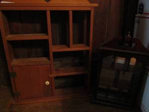 lot 657 image: Hanging display 6 shelves, cabinet mirrored back glass door 21x12x4