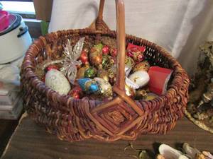 lot 661 image: Basket of various christmas ornaments