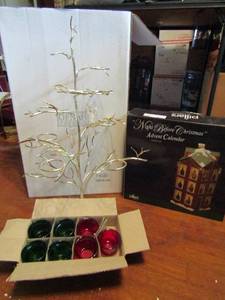 lot 674 image: Pillars by Enesco NIB   Night before christmas advent calendar  4 piece set gold metal tree votive and more