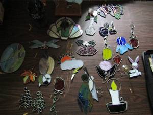 lot 675 image: Stained glass suncather lot 23 pieces total
