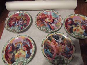 lot 688 image: 5 Wizard of Oz musical plates- somewhere over the rainbow, the witch is dead x 2, if I were the king of the forrest, were off to see the wizard
