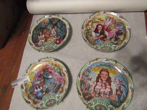 lot 689 image: 4 wizard of Oz musical plates- Munchkin land, The lullaby league, If I had a brain and the merry old land of Oz
