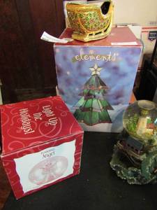 lot 691 image: Stained glass ornament tree plus display pieces