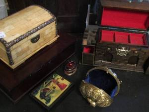lot 707 image: Castle style jewlery box ,clamshell purse book style storage and 2 trinket boxes