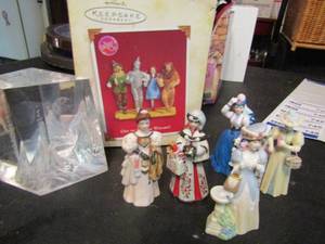 lot 735 image: Mini dcor MGM playing cards 5 ladies dressed to go dancing 3d sculpture wizard  of Oz ornament