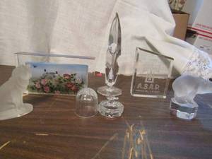 lot 751 image: Cut glass polar bear on block ASAP glass dcor 3D floral dcor