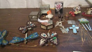 lot 753 image: glass boxes x 2 one locks with key, 4 dragon flies, wind chime, free parking Blue sky dragon safari bald eagle