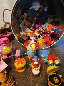 lot 761 image: Large tin of wind up toys ( Garfield, Pac man, bears etc.)