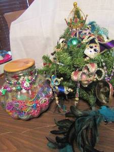 lot 773 image: Mardi gras tree 14 ornaments glass jar full of mardi gras beads