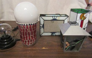 lot 780 image: Stained glass lamp, 2 tea lights, 1 glass bulb light