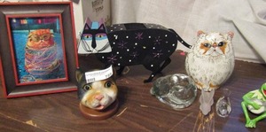 lot 789 image: Animal figurines- cats, frogs, bunny, birds  and more