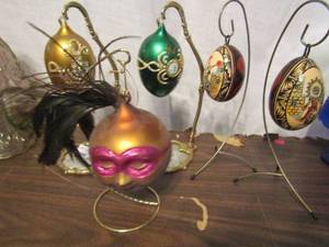 lot 806 image: 4 ornaments with stand gold & green with glitter and 2 hand painted Kachina Kashari clown and sun town Ornaments