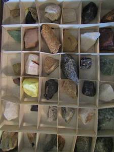 lot 853 image: Raw crystalsstones in case 38 pieces total