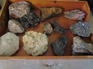 lot 855 image: Raw crystal lot 13 total including clear quartz, malachite and more