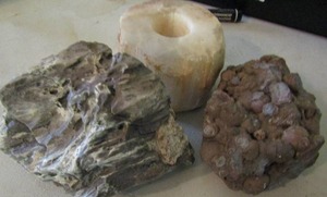 lot 857 image: Lot of 3 crystals selenite candle holder and 2 clusters