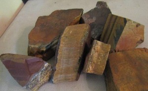 lot 859 image: Raw tiger eye & OTHER CRYSTAL PIECES