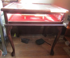 lot 973 image: Glass display case glass lid  24x23x17