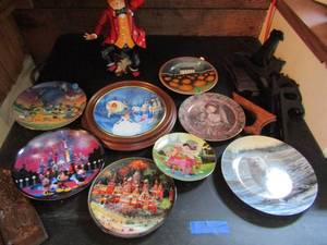 lot 978 image: Plate lot 4 Disney, owl, angel, fox statue wooden wall dcor