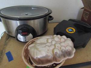 lot 980 image: 2 copper molds crockpot and sandwich maker